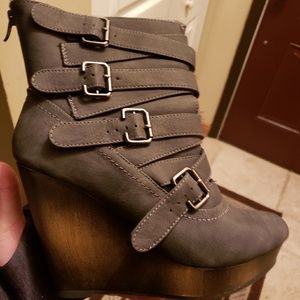 Magic Platform Wedge Grey ankle bootie